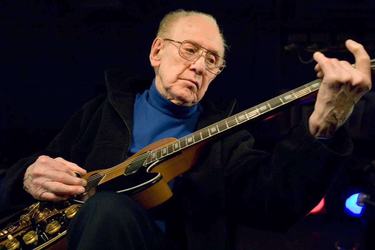 Paul playing a Gibson Les Paul at the Iridium Jazz Club in New York City, 2008