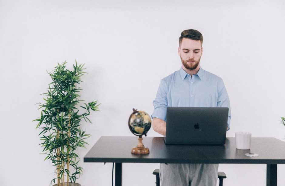 The Benefits of a Sit Stand Desk